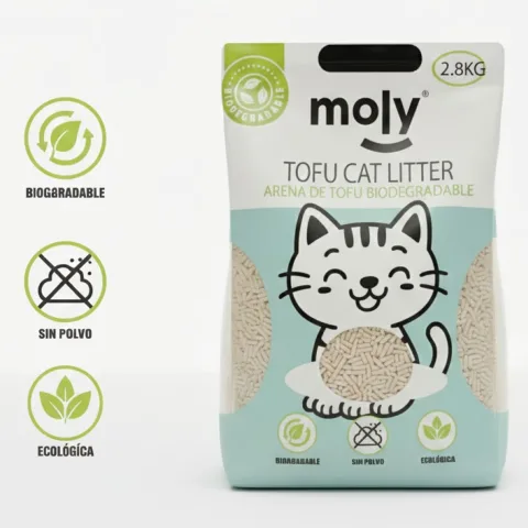 Bac à litière avec litière de tofu écologique et chat utilisant la litière hygiénique