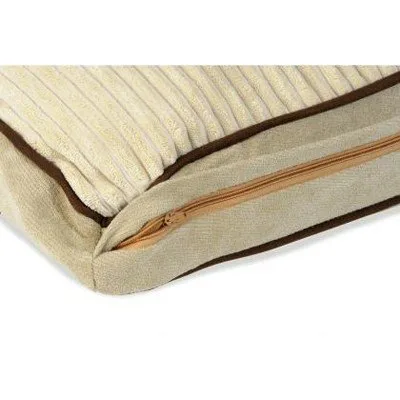 Matelas en velours placé dans un salon