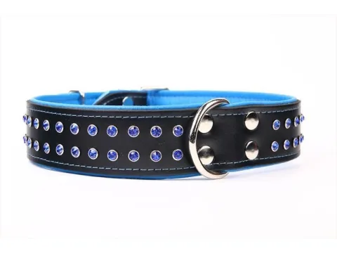 Détail des cristaux décoratifs sur collier cuir bleu