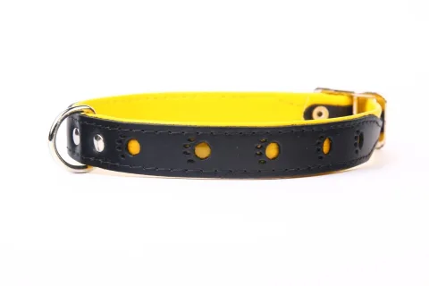 Détail du design réfléchissant du collier cuir luxury huella