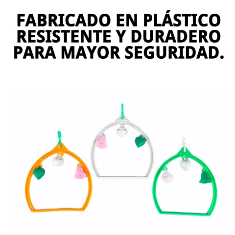 Petit animal jouant dans la balancelle plastique ovalisée
