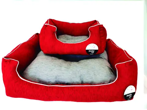 Détail du tissu doux en chenille et du liseré gris du panier pour chiens