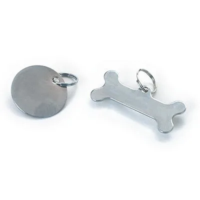 Plaques identifiantes variées pour chiens et chats en exposituer