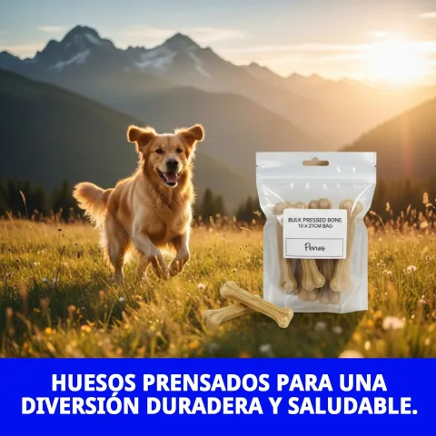 Chien moyen mâchant un os pressé naturel en peau bovine