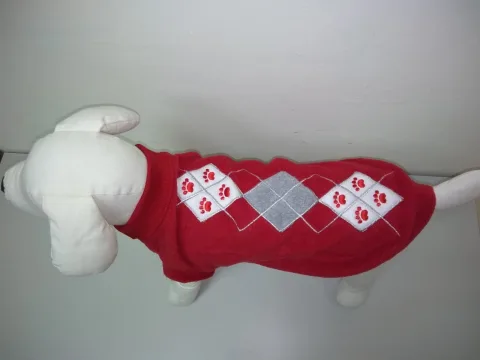 Détail du tissu et motif losanges du pull chien