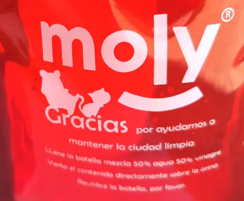 Détail du bouchon doseur du nettoyant urines Moly pour chiens