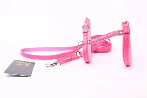 Détail de l'ajustement et qualité du harnais Luxury Set Gato en cuir rose