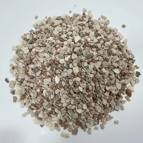 Oiseaux mangeant le supplément minéral MOLY Grit dans une cage