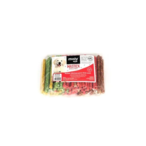 Chien appréciant les Munchy Moly Bâtonnets Colorés