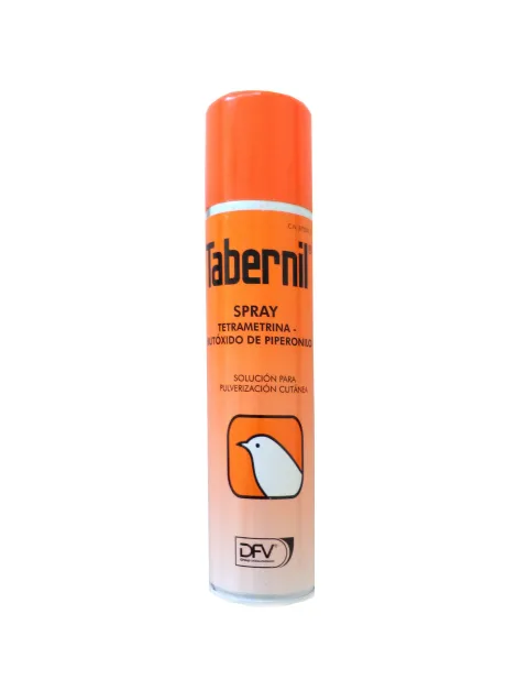 Application du spray Tabernil Tetra-But sur un oiseau domestique