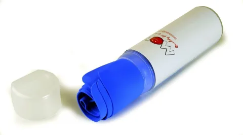 Utilisation de la serviette absorbante pour sécher un chien après le bain